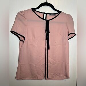 Shein Pink Short Sleeve Women's Top with detail
Of black